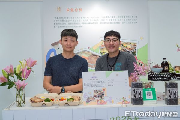 ▲鬍鬚張董事長張永昌與榮獲2025舒食盒餐甄選循環盒餐組優選的禾氣合秝共同負責人鐘啓榮、品牌經理林建穎合影。(記者林東良翻攝,下同)