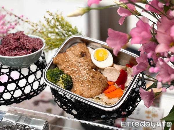 ▲鬍鬚張董事長張永昌與榮獲2025舒食盒餐甄選循環盒餐組優選的禾氣合秝共同負責人鐘啓榮、品牌經理林建穎合影。(記者林東良翻攝,下同)