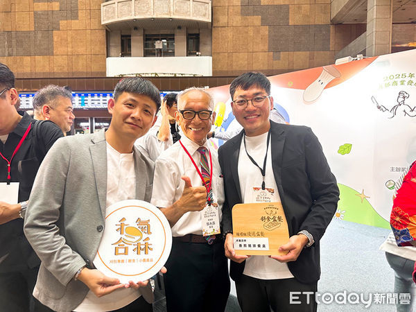 ▲鬍鬚張董事長張永昌與榮獲2025舒食盒餐甄選循環盒餐組優選的禾氣合秝共同負責人鐘啓榮、品牌經理林建穎合影。(記者林東良翻攝,下同)