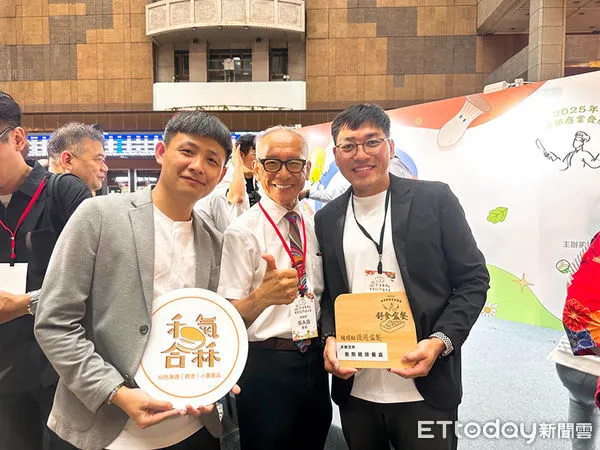 ▲鬍鬚張董事長張永昌與榮獲2025舒食盒餐甄選循環盒餐組優選的禾氣合秝共同負責人鐘啓榮、品牌經理林建穎合影。(記者林東良翻攝,下同)