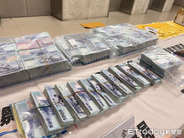 ▲刑事局查獲竹聯幫弘仁會自籌導演臨演拍攝短影音吸引民眾投資的自媒體詐騙案件,查扣現金1373萬。(圖/記者張君豪翻攝)