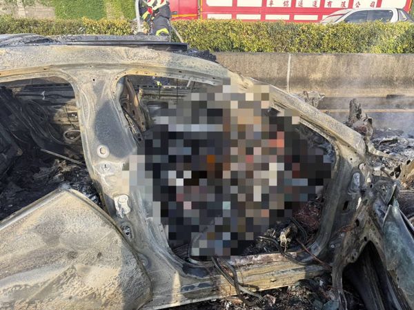 ▲彰化18歲男開家人的賓士車國道燒成焦屍。(圖/民眾提供)