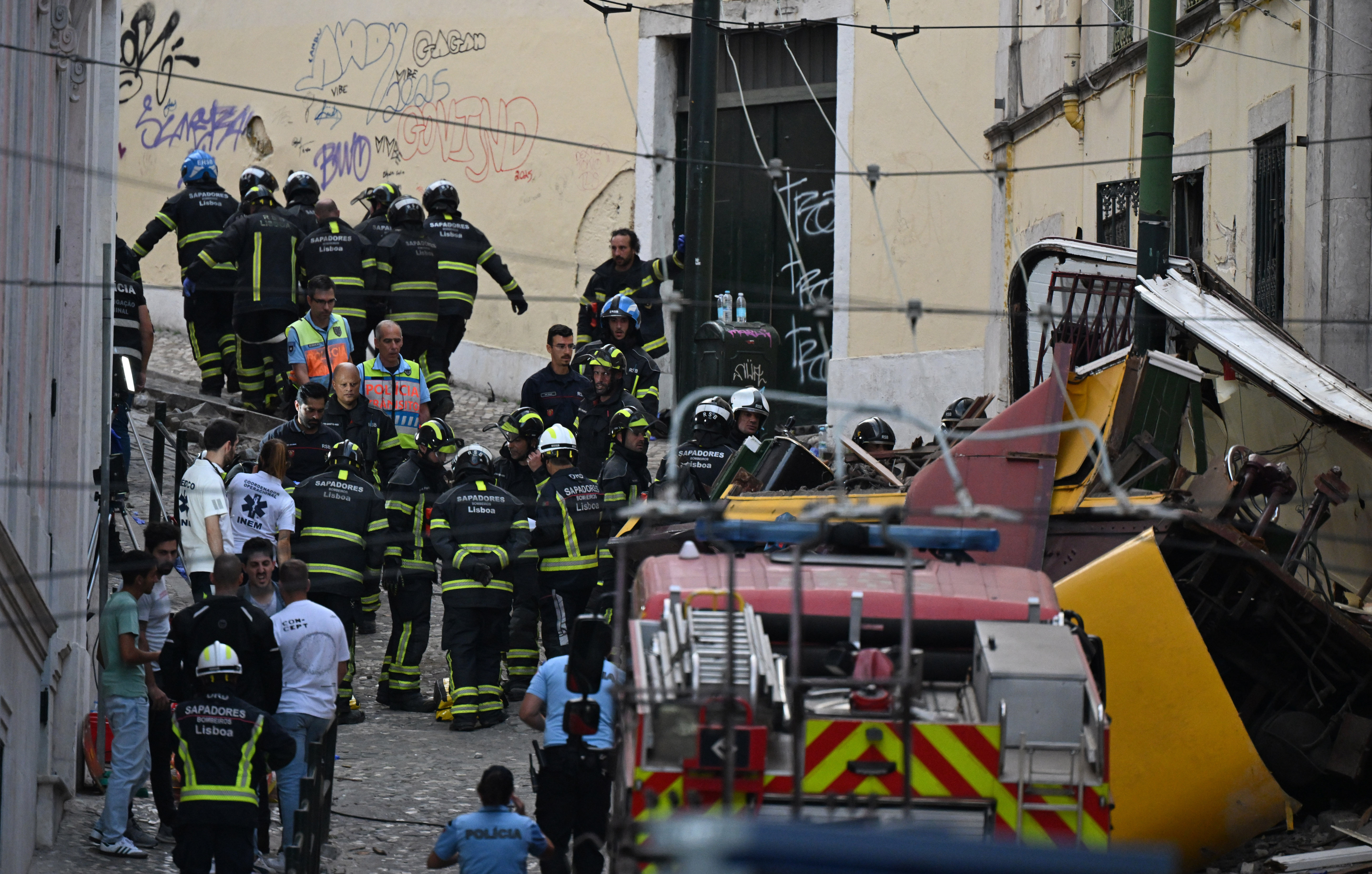 ▲葡萄牙里斯本纜車發生重大事故,至少15人死亡 。(圖/路透)
