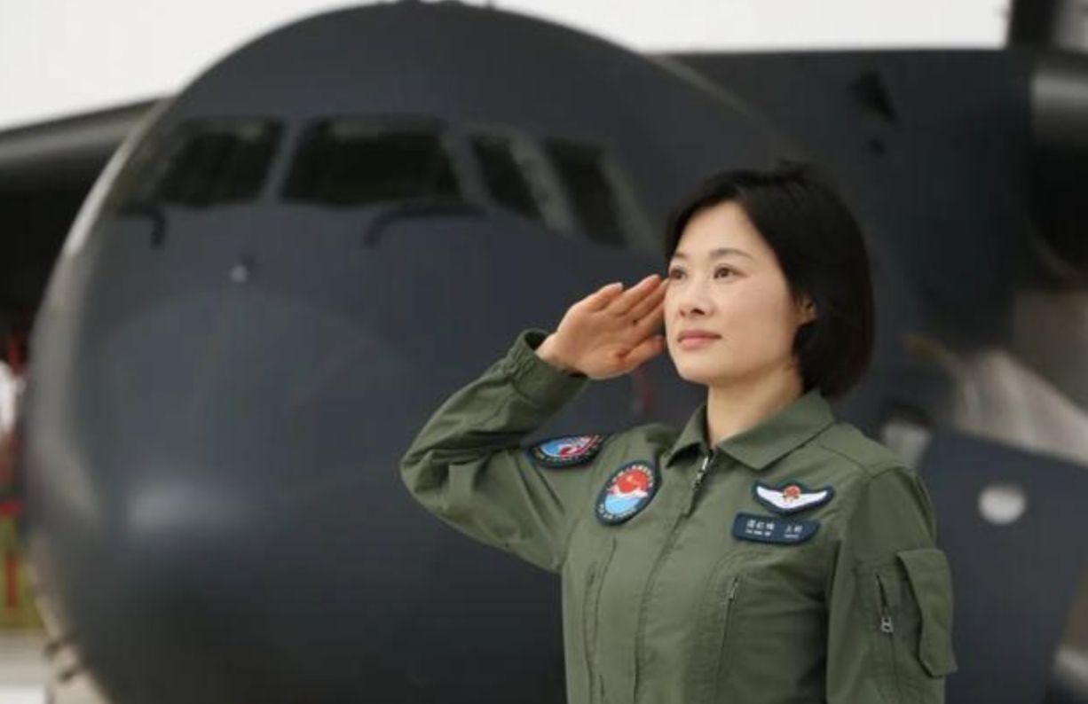 ▲大陸九三閱兵中,模擬空中加油的女飛官譚紅梅。(圖/翻攝大風新聞)