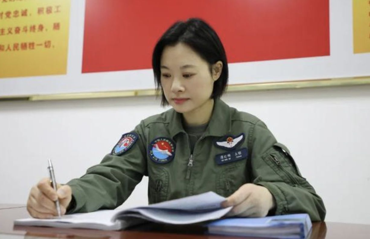 ▲大陸九三閱兵中,模擬空中加油的女飛官譚紅梅。(圖/翻攝大風新聞)