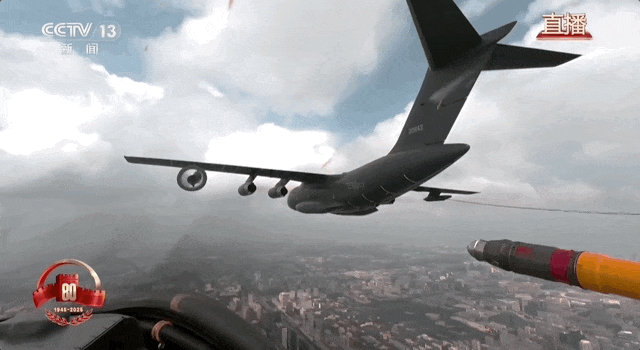 ▲大陸九三閱兵中,模擬空中加油的女飛官譚紅梅。(圖/翻攝大風新聞)