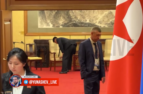 ▲▼ 領導人金正恩使用座椅與桌子之後,北韓隨行人員仔細清潔。(圖/翻攝自Telegram)