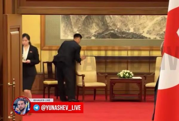 ▲▼ 領導人金正恩使用座椅與桌子之後,北韓隨行人員仔細清潔。(圖/翻攝自Telegram)