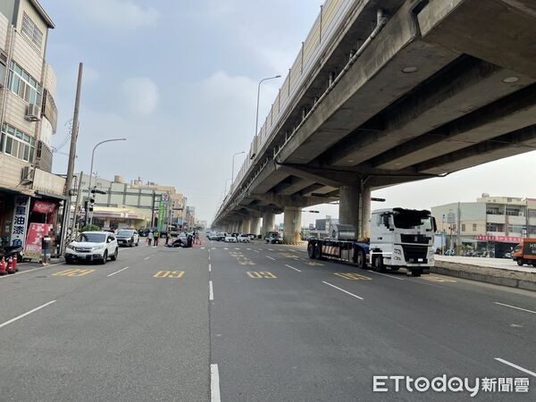 ▲▼ 台中72歲婦人騎車直行,遭右轉的聯結車輾斃。(圖/記者游瓊華翻攝,下同)