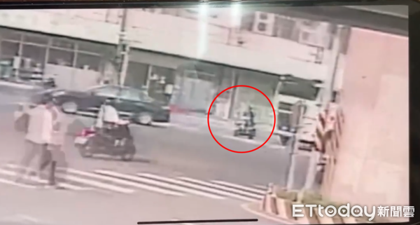 ▲▼ 台中72歲婦人騎車直行,遭右轉的聯結車輾斃。(圖/記者游瓊華翻攝,下同)