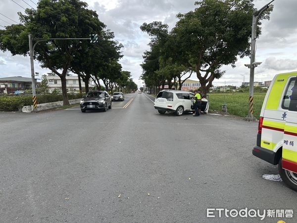 ▲▼宜蘭74歲老翁駕車不慎撞路樹,車頭全爛氣囊爆開搶救不治。(圖/記者游芳男翻攝,下同)