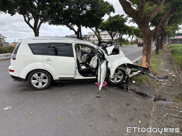▲▼宜蘭74歲老翁駕車不慎撞路樹,車頭全爛氣囊爆開搶救不治。(圖/記者游芳男翻攝,下同)