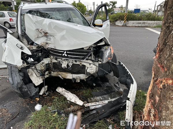 ▲▼宜蘭74歲老翁駕車不慎撞路樹,車頭全爛氣囊爆開搶救不治。(圖/記者游芳男翻攝,下同)