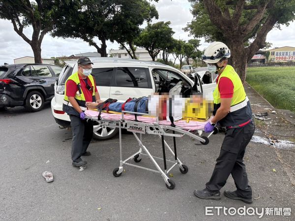 ▲▼宜蘭74歲老翁駕車不慎撞路樹,車頭全爛氣囊爆開搶救不治。(圖/記者游芳男翻攝,下同)