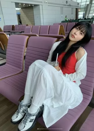 ▲▼《請回答1994》閔都凞機場舉動敗好感 「穿鞋踩椅上」網罵翻:禮貌在哪。(圖/翻攝自閔都凞IG)