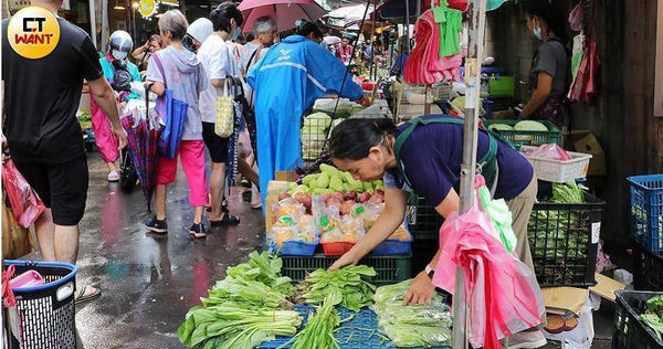 有網友認為,空心菜便宜、易種植、不易爛,是許多店家作為燙青菜的首選。(示意圖/周志龍攝)