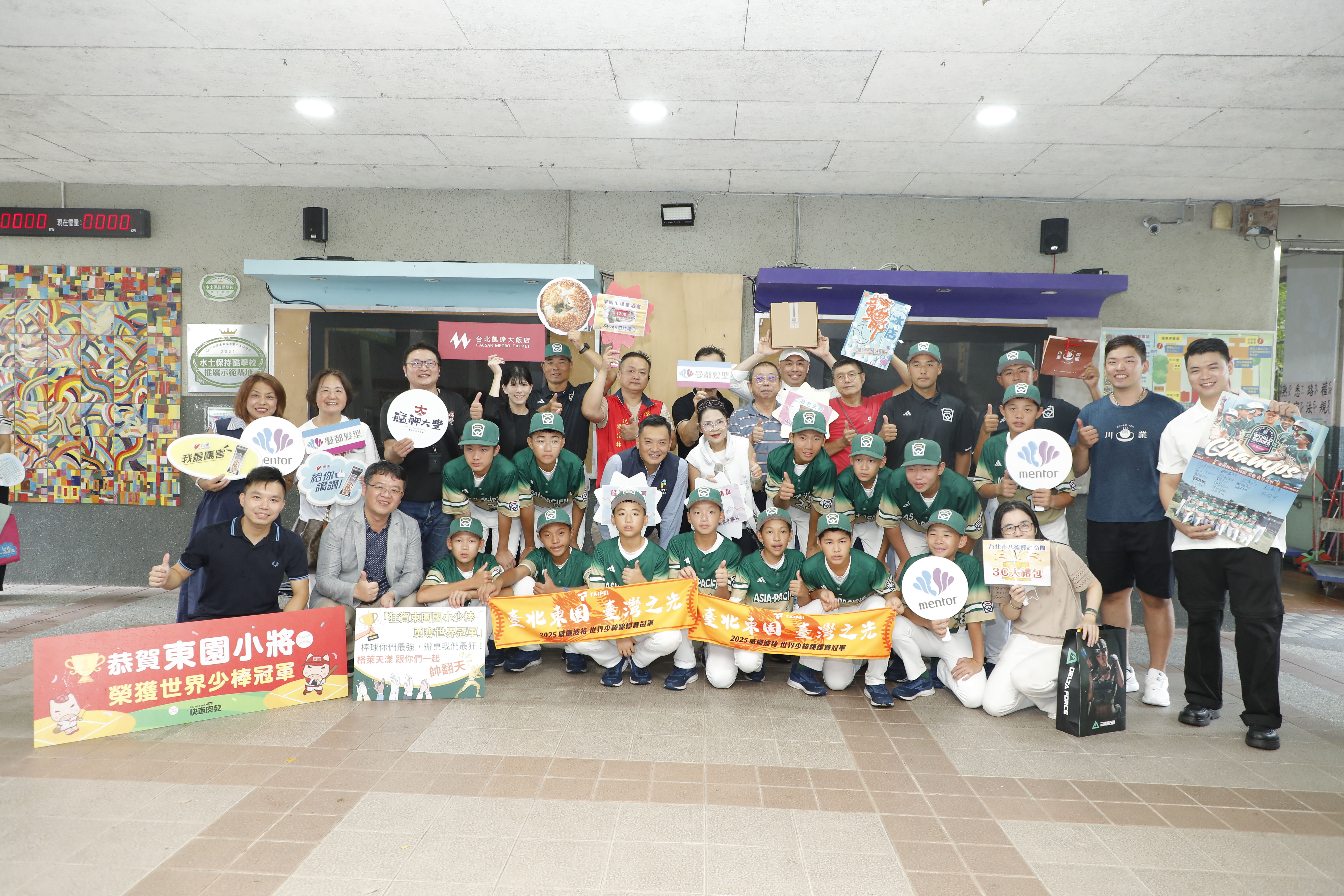 ▲▼國民黨台北市議員郭昭巖邀集萬華在地商家,準備大禮送給奪冠的東園國小少棒隊。(圖/記者湯興漢攝)