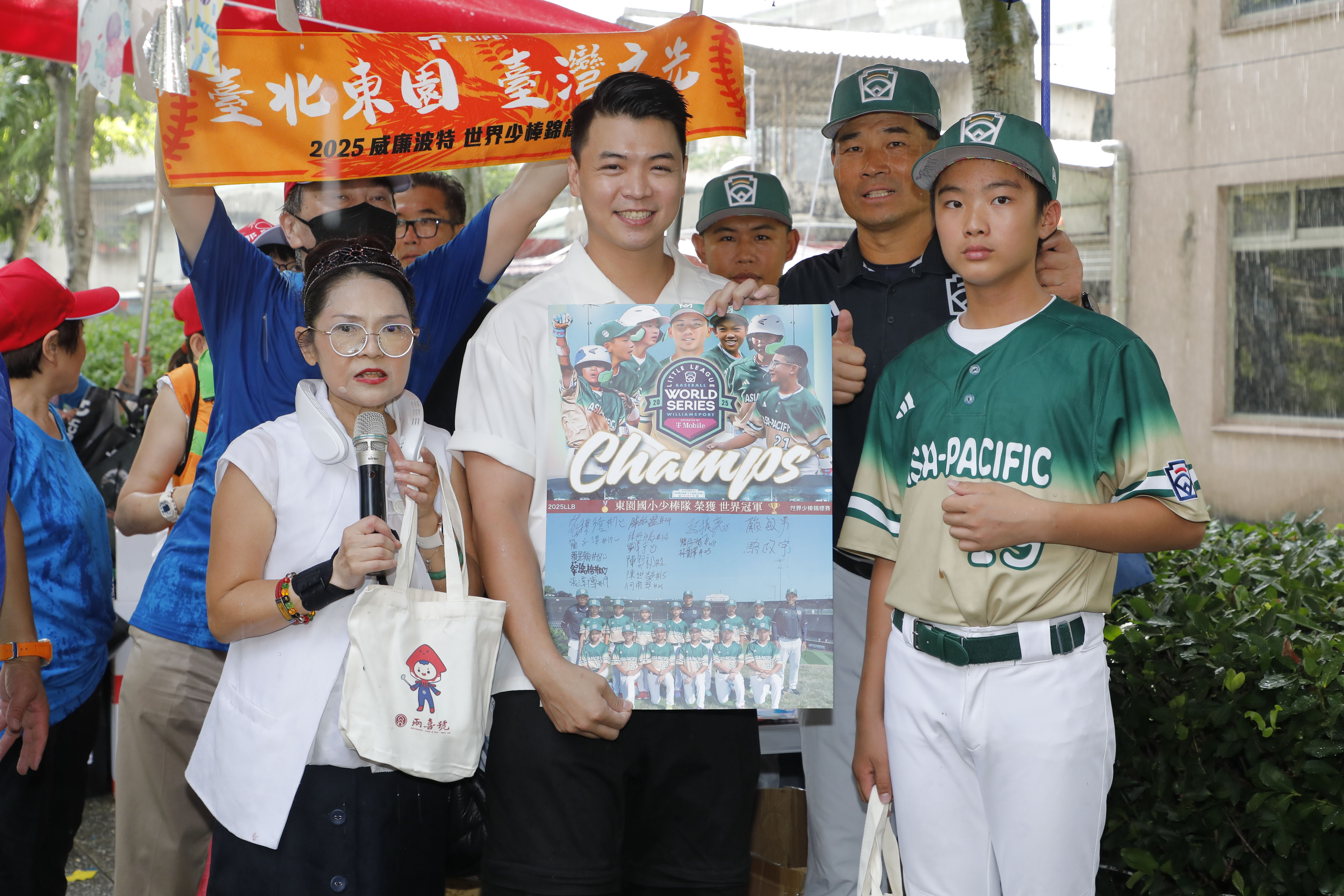 ▲▼國民黨台北市議員郭昭巖邀集萬華在地商家,準備大禮送給奪冠的東園國小少棒隊。(圖/記者湯興漢攝)