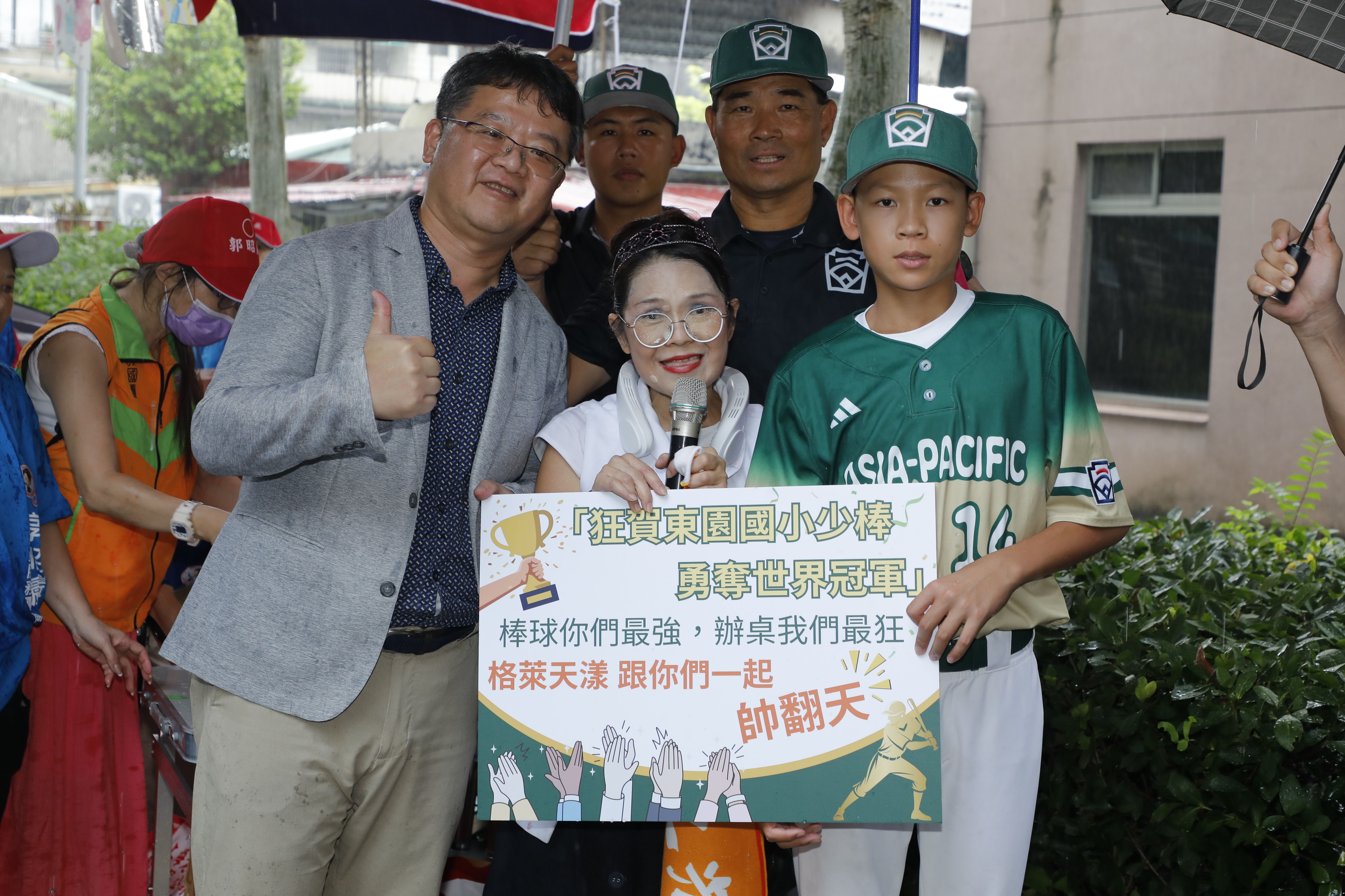 ▲▼國民黨台北市議員郭昭巖邀集萬華在地商家,準備大禮送給奪冠的東園國小少棒隊。(圖/記者湯興漢攝)