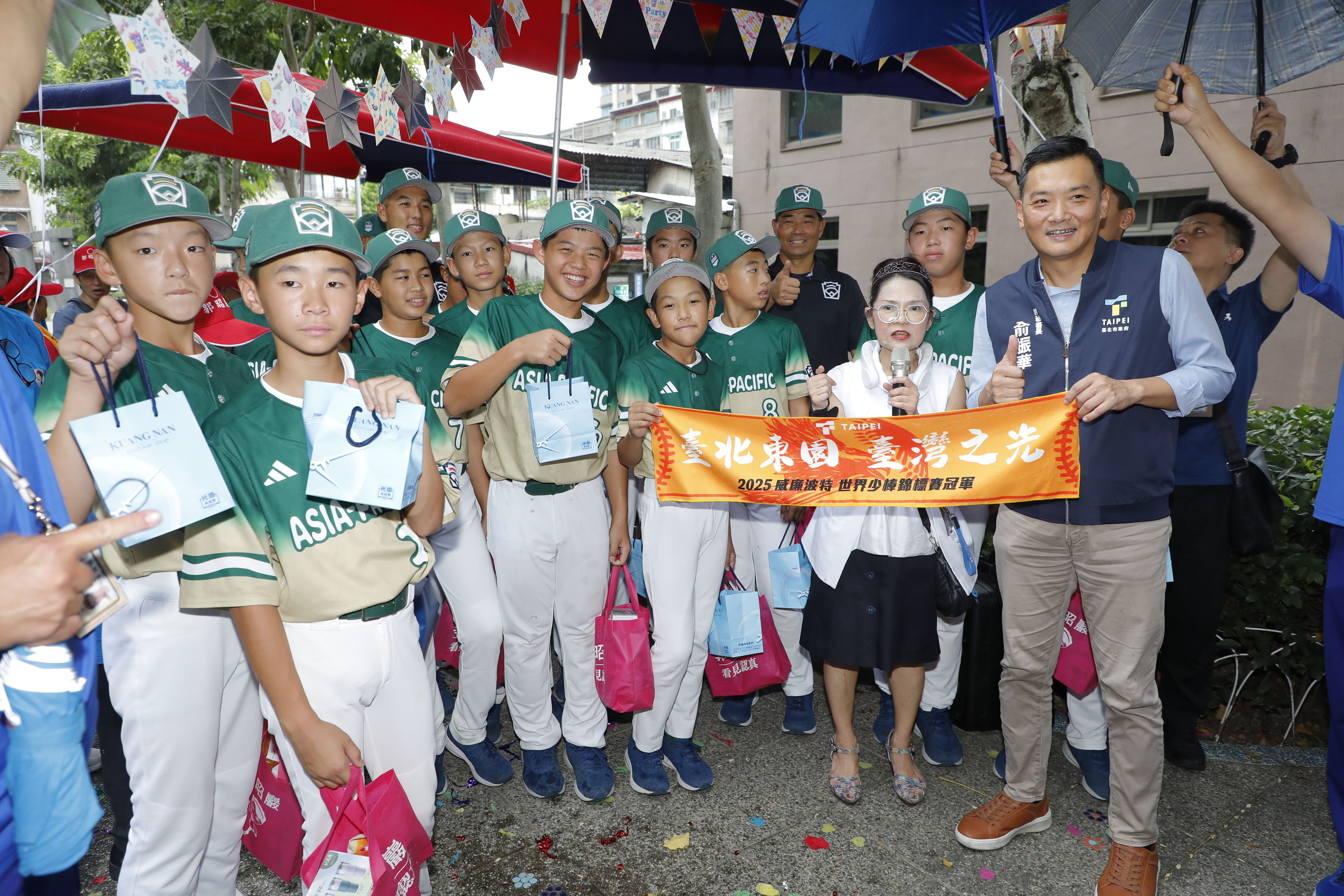 ▲▼國民黨台北市議員郭昭巖邀集萬華在地商家,準備大禮送給奪冠的東園國小少棒隊。(圖/記者湯興漢攝)