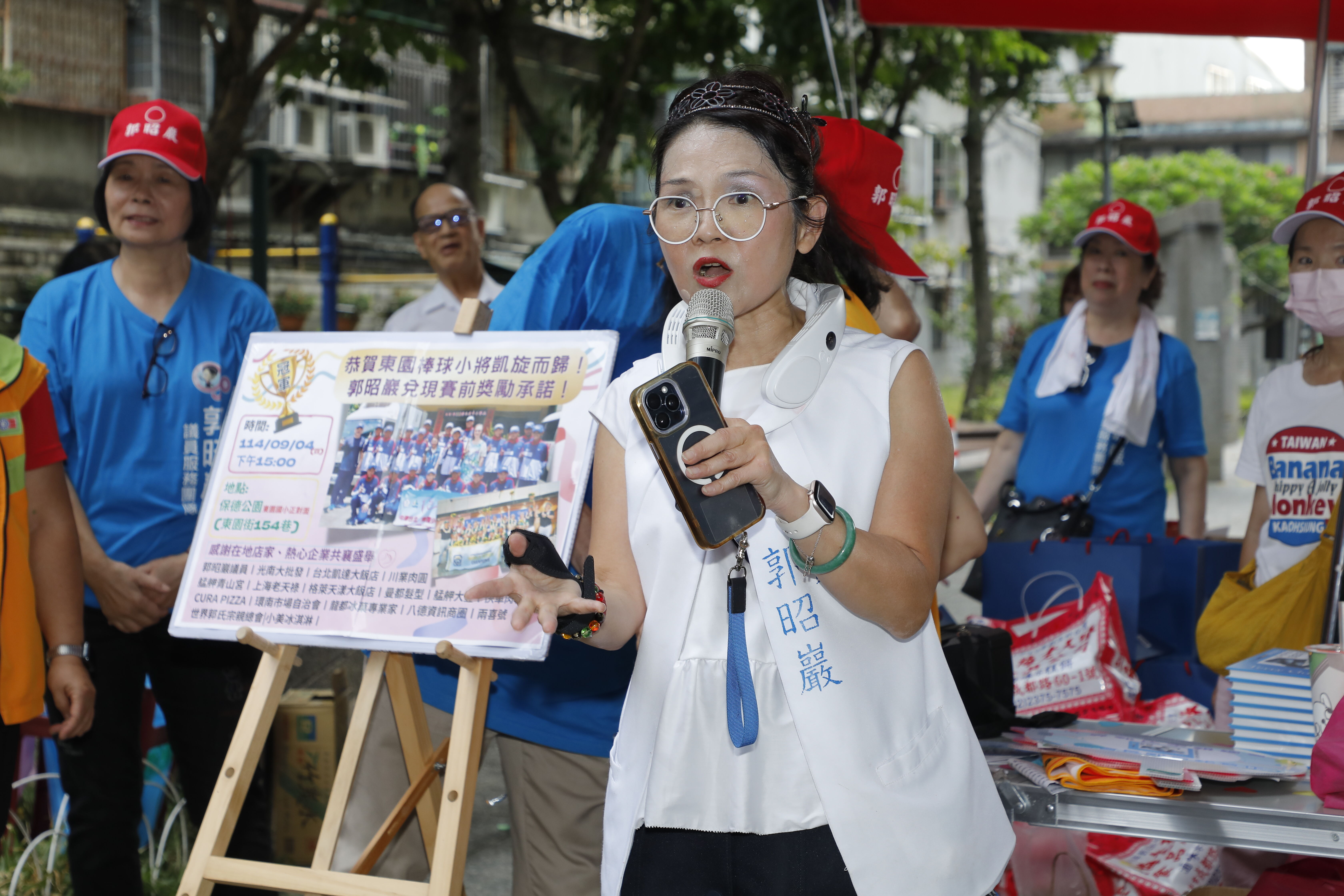 ▲▼國民黨台北市議員郭昭巖邀集萬華在地商家,準備大禮送給奪冠的東園國小少棒隊。(圖/記者湯興漢攝)