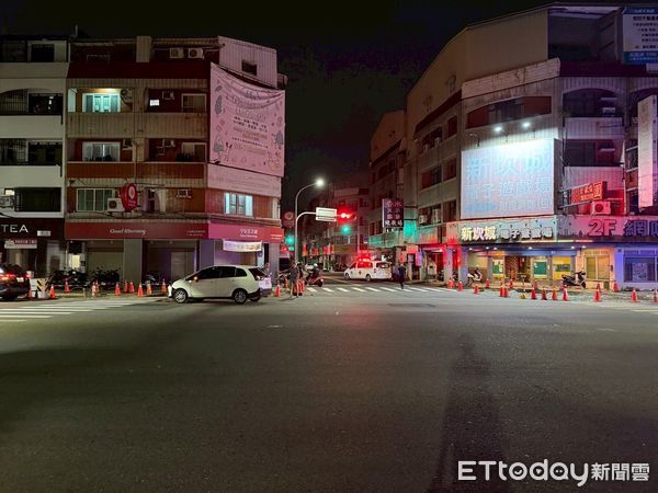 ▲台南市北安路凌晨發生救護車與轎車碰撞事故,詳細肇事原因仍待釐清。(記者林東良翻攝,下同)