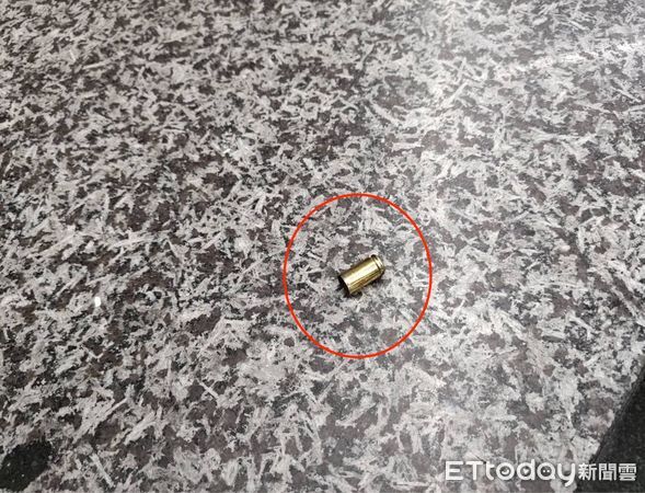 ▲▼鍾姓男子被判刑在KTV喝醉,朝天花板開槍發洩,警方現場找到的彈殼,KTV天花板有2個彈孔,警方循線逮捕鍾男並起獲手槍一把 。(圖/記者陳以昇翻攝)