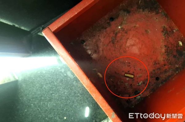 ▲▼鍾姓男子被判刑在KTV喝醉,朝天花板開槍發洩,警方現場找到的彈殼,KTV天花板有2個彈孔,警方循線逮捕鍾男並起獲手槍一把 。(圖/記者陳以昇翻攝)