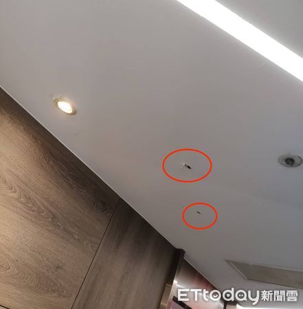 ▲▼鍾姓男子被判刑在KTV喝醉,朝天花板開槍發洩,警方現場找到的彈殼,KTV天花板有2個彈孔,警方循線逮捕鍾男並起獲手槍一把 。(圖/記者陳以昇翻攝)