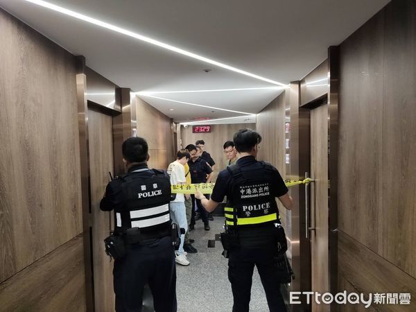 ▲▼鍾姓男子被判刑在KTV喝醉,朝天花板開槍發洩,警方現場找到的彈殼,KTV天花板有2個彈孔,警方循線逮捕鍾男並起獲手槍一把 。(圖/記者陳以昇翻攝)