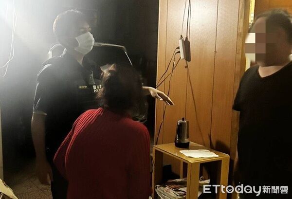 ▲▼警方通知兒子到場,才發現烏龍一場,婦人錯把丈夫當陌生人。(圖/大園警分局提供)