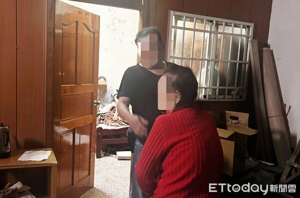 ▲▼警方通知兒子到場,才發現烏龍一場,婦人錯把丈夫當陌生人。(圖/大園警分局提供)