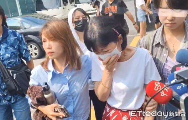 ▲▼ 柯文哲還押搭囚車離去,妻子陳佩琪淚崩揮手道別。(圖/記者黃哲民翻攝,下同)