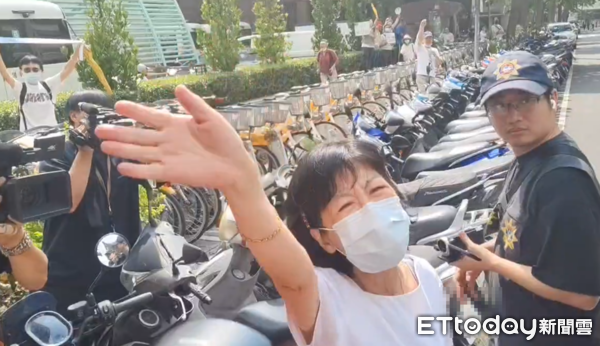 ▲▼ 柯文哲還押搭囚車離去,妻子陳佩琪淚崩揮手道別。(圖/記者黃哲民翻攝,下同)