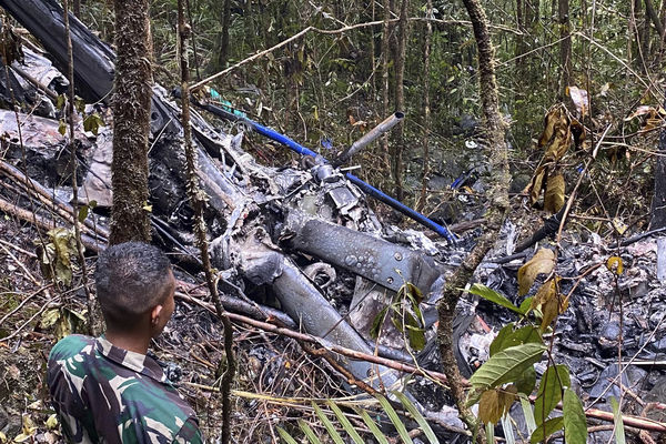 ▲▼ 印尼直升機墜毀。(圖/達志影像/美聯社)