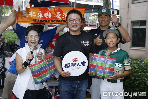 ▲▼國民黨台北市議員郭昭巖邀集萬華在地商家,準備大禮送給奪冠的東園國小少棒隊。(圖/記者湯興漢攝)