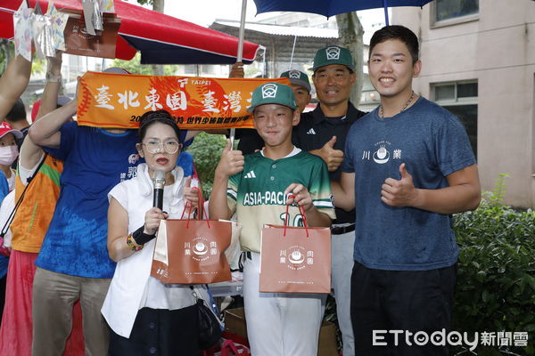▲▼國民黨台北市議員郭昭巖邀集萬華在地商家,準備大禮送給奪冠的東園國小少棒隊。(圖/記者湯興漢攝)