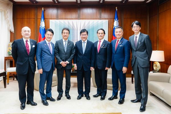 ▲▼代表日本自民黨來台與會的星野剛士、岩田和親、山下貴司及鈴木英敬等四位眾議員,下午專程來到外交部與外交部長林佳龍會晤。(圖/翻攝自Facebook/林佳龍)