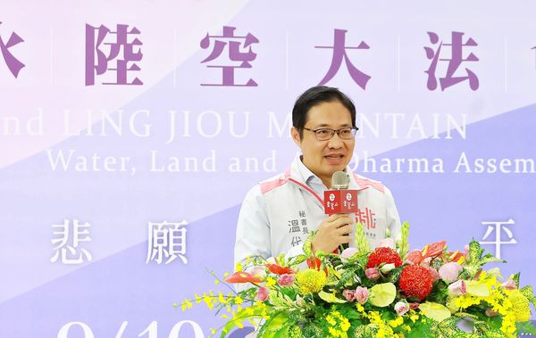 ▲市府秘書長溫代欣致詞強調,法會主軸與市府推動的淨零排放目標一致。(圖/靈鷲山佛教教團提供)