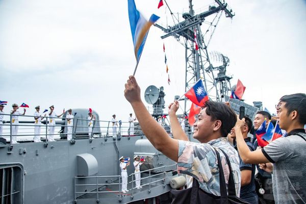 海軍敦睦支隊蒞訪馬紹爾 敦睦邦誼宣慰僑胞