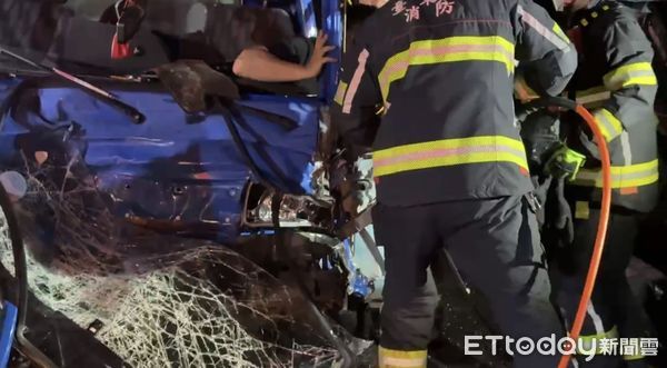 ▲台東市正氣北路小貨車自撞意外。(圖/記者楊晨東翻攝)