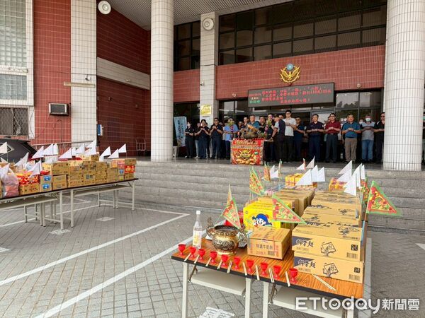 ▲東港警分局中元普渡。(圖/記者陳崑福翻攝)