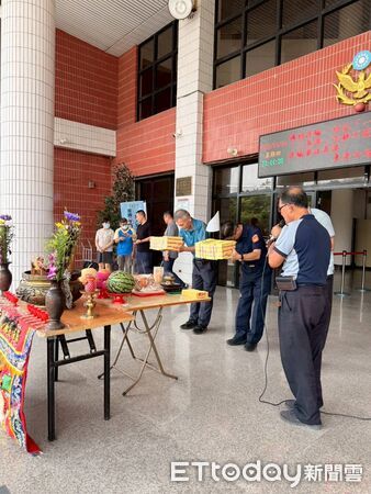 ▲東港警分局中元普渡。(圖/記者陳崑福翻攝)