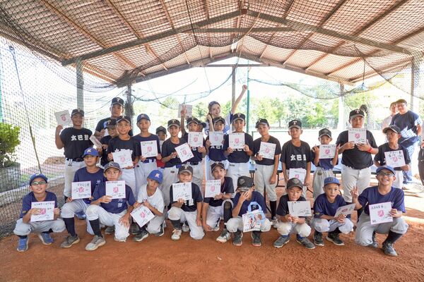 ▲富邦悍將送愛到花蓮! 李雅英為太巴塱、光復少棒球員夢想應援。(圖/富邦悍將提供)