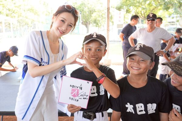 ▲富邦悍將送愛到花蓮! 李雅英為太巴塱、光復少棒球員夢想應援。(圖/富邦悍將提供)