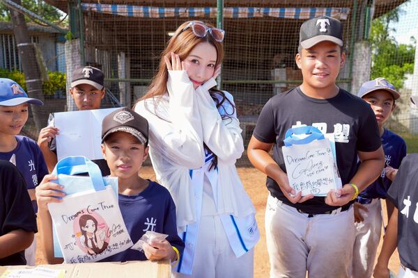 ▲富邦悍將送愛到花蓮! 李雅英為太巴塱、光復少棒球員夢想應援。(圖/富邦悍將提供)