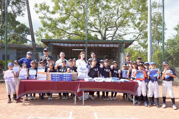 ▲富邦悍將送愛到花蓮! 李雅英為太巴塱、光復少棒球員夢想應援。(圖/富邦悍將提供)