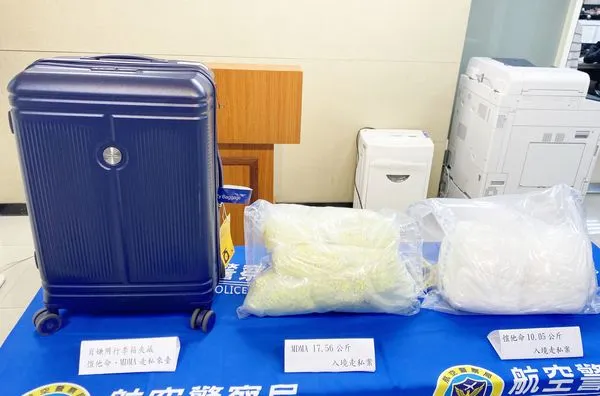 ▲香港籍肖姓男子今年3月間從瑞士攜毒入境桃園機場,海關與航警人員打開托運行李箱查獲二級毒品搖頭丸與三級毒品K他命等毒品。(資料照/航警局提供)