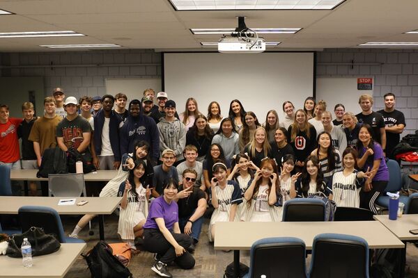 ▲ 樂天女孩們到美國大學RMU上課,教外國同學中文和台灣應援文化,互動很有趣可愛 。(圖/樂天桃猿提供)