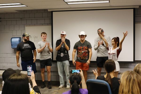 ▲ 樂天女孩們到美國大學RMU上課,教外國同學中文和台灣應援文化,互動很有趣可愛 。(圖/樂天桃猿提供)